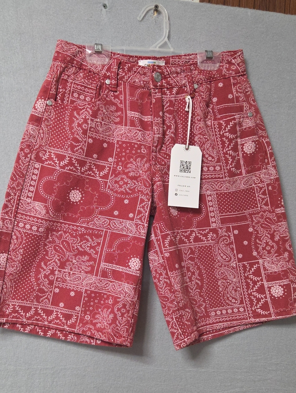 Women's Cali 1850 Paisley Print Denim Shorts Red White Size 26 - Picture 3 of 5